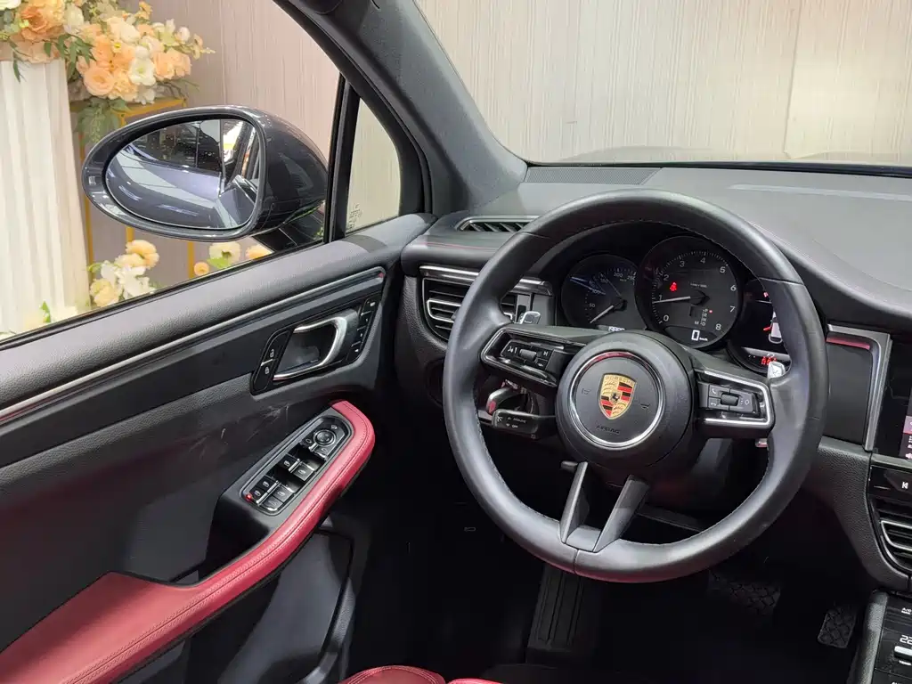 PORSCHE MACAN