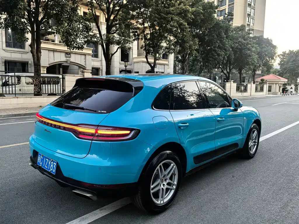 PORSCHE MACAN