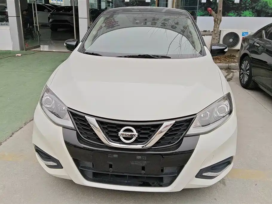 NISSAN TIIDA