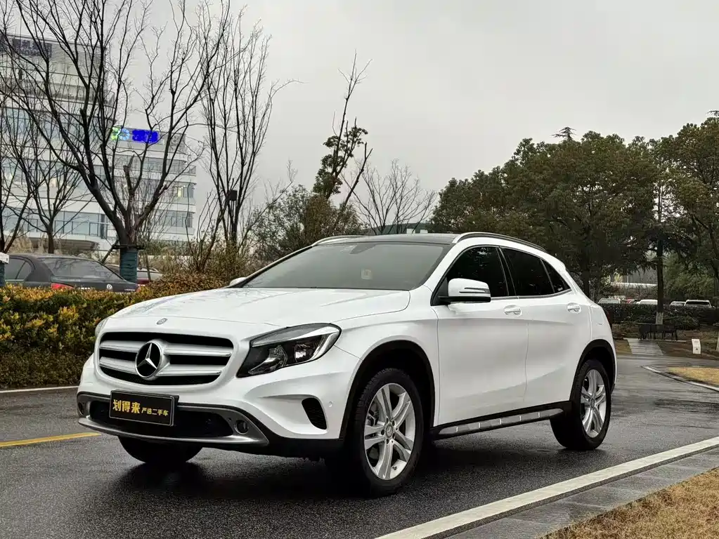 MERCEDES-BENZ GLA
