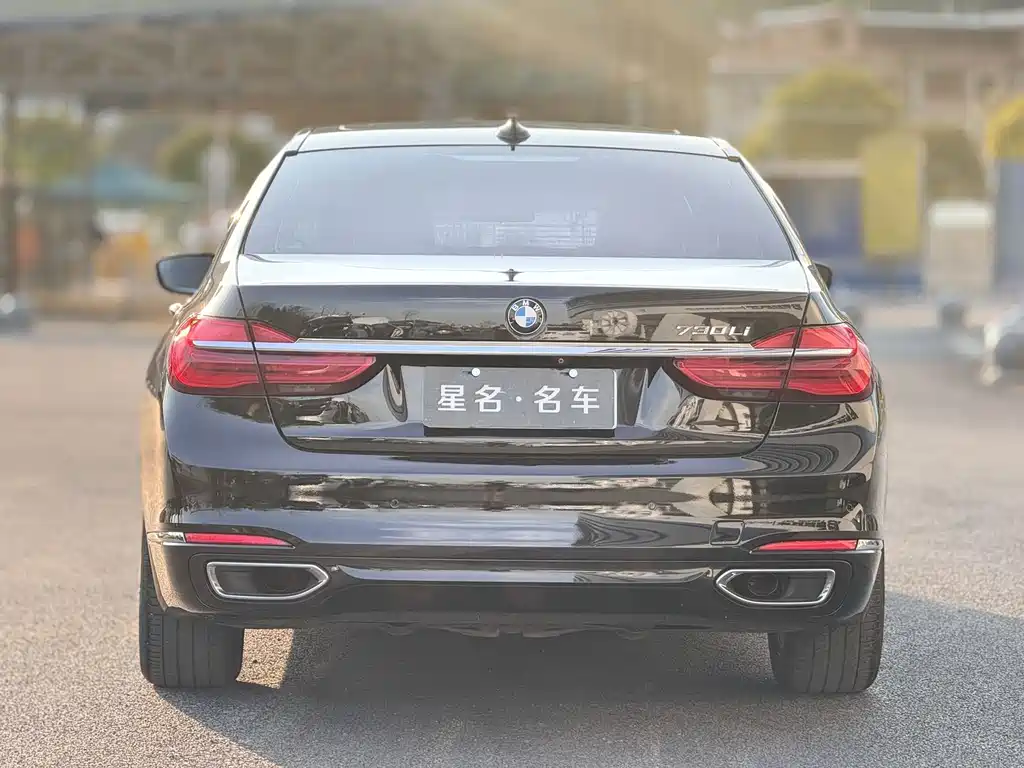 BMW 7 Series — миниатюра 8
