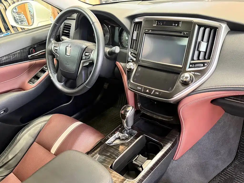 Toyota Crown — миниатюра 9