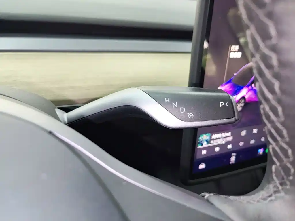 Tesla Model Y — миниатюра 14