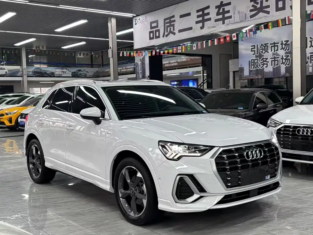 AUDI Q3