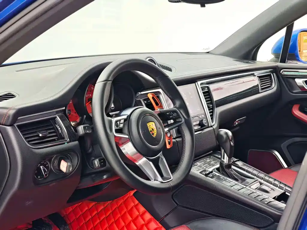 PORSCHE MACAN