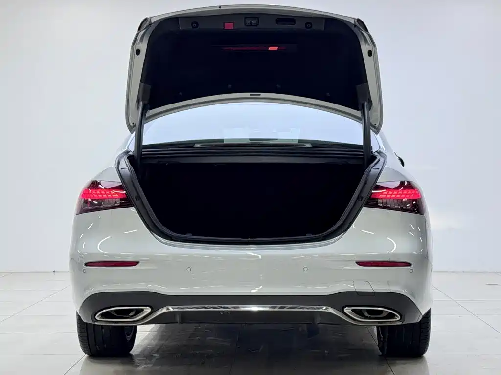 Mercedes-Benz E-Class — миниатюра 5