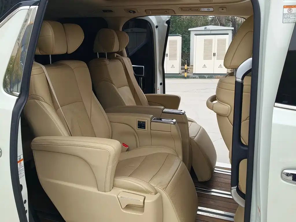 Toyota Alphard — миниатюра 5