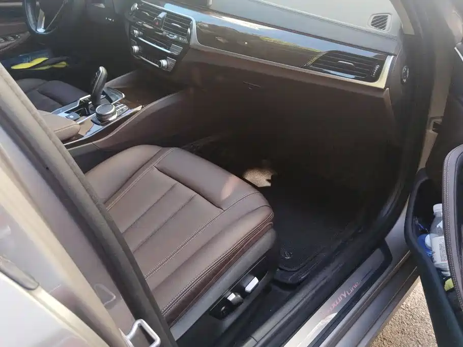 BMW 5 Series — миниатюра 8
