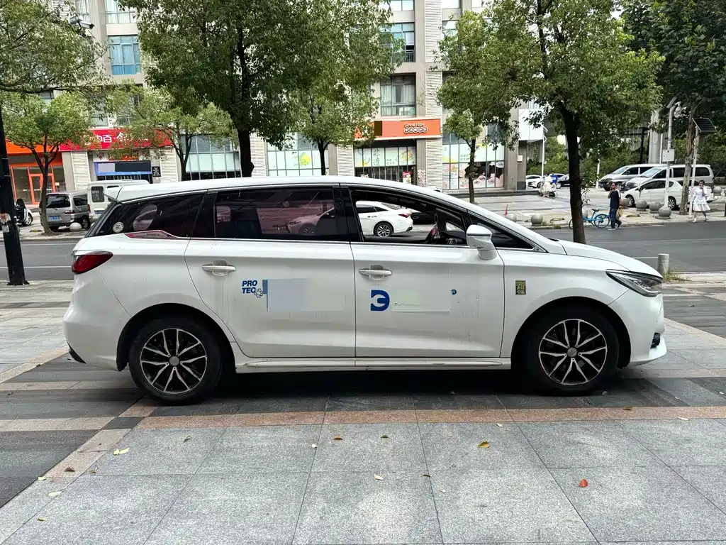 BYD MAX — миниатюра 12
