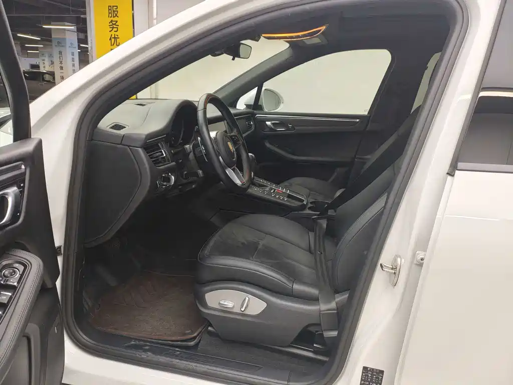 PORSCHE MACAN