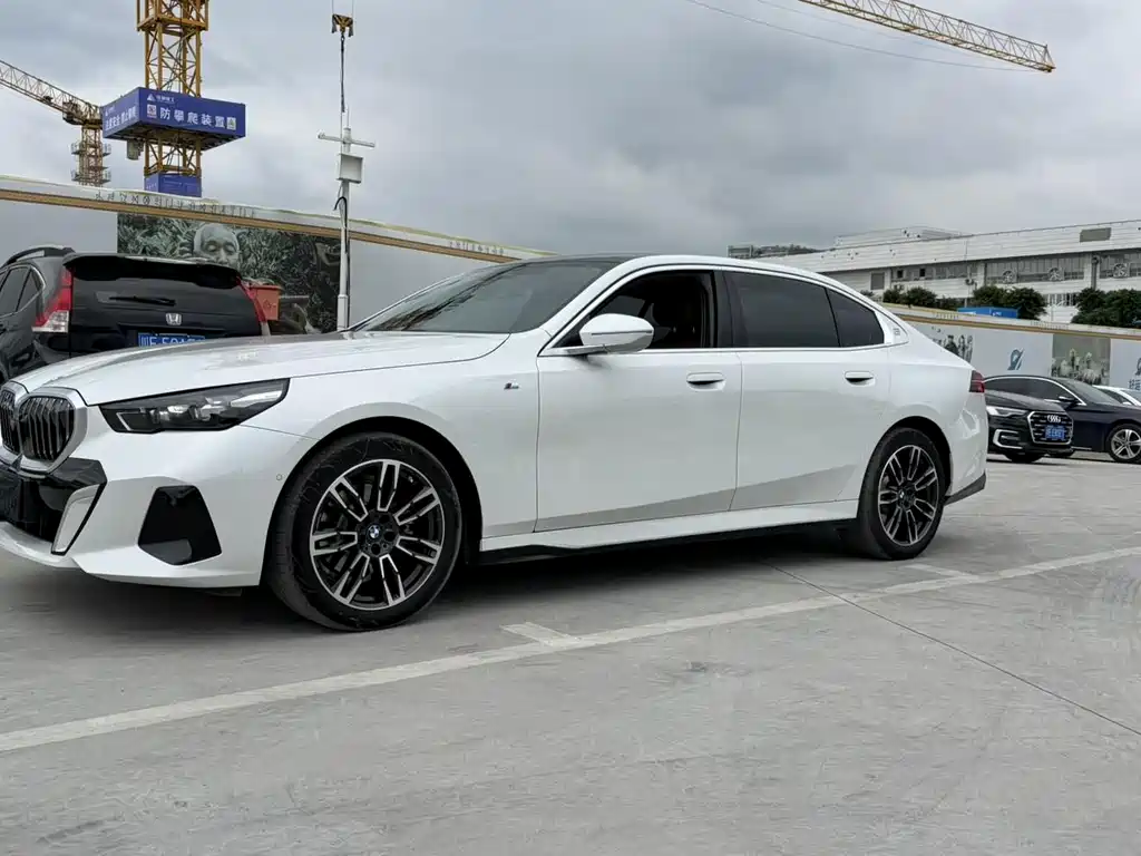 BMW 5 Series — миниатюра 8
