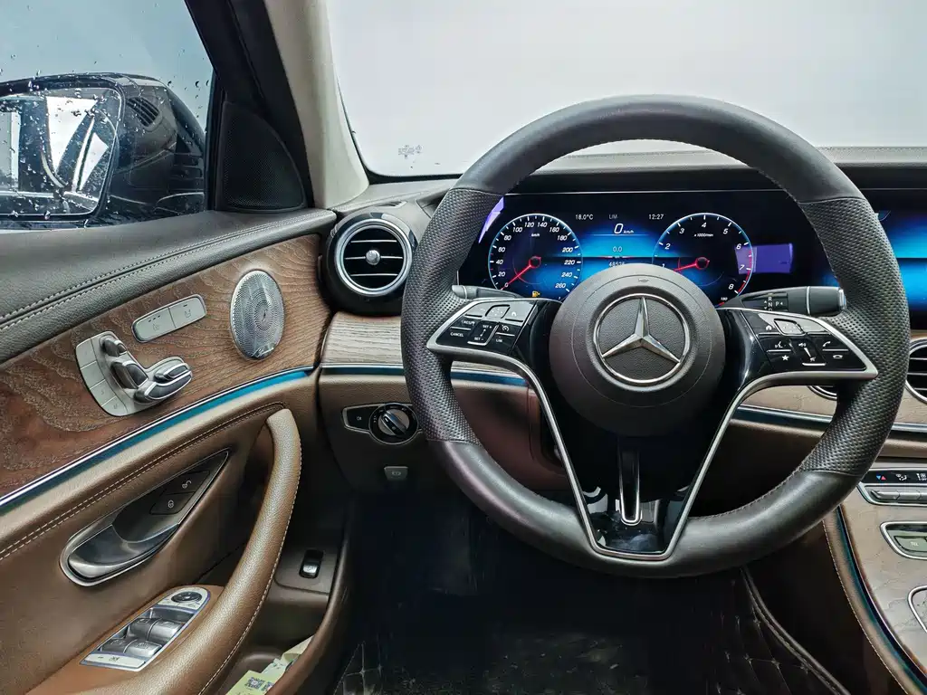 Mercedes-Benz E-Class — миниатюра 9