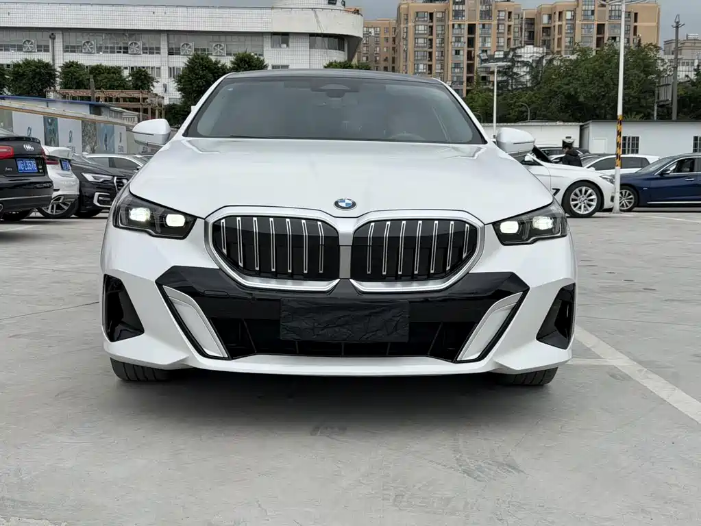 BMW 5 Series — миниатюра 3