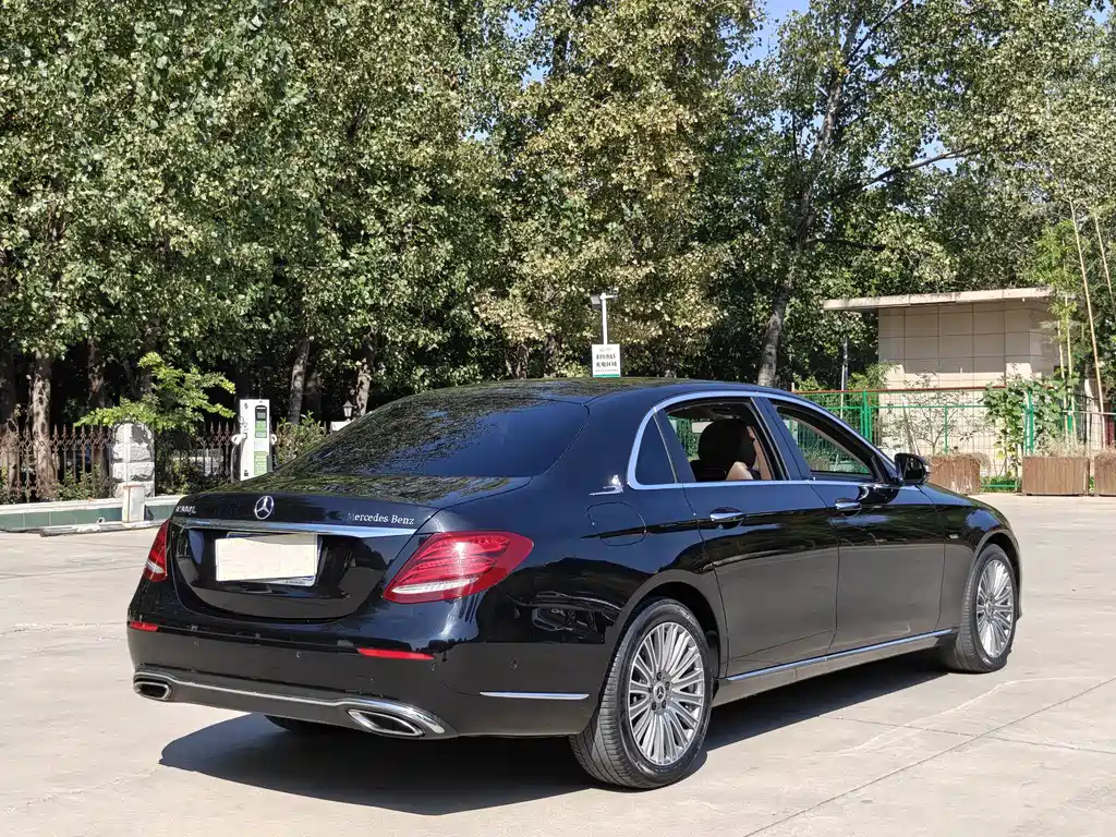 Mercedes-Benz E-Class — миниатюра 16