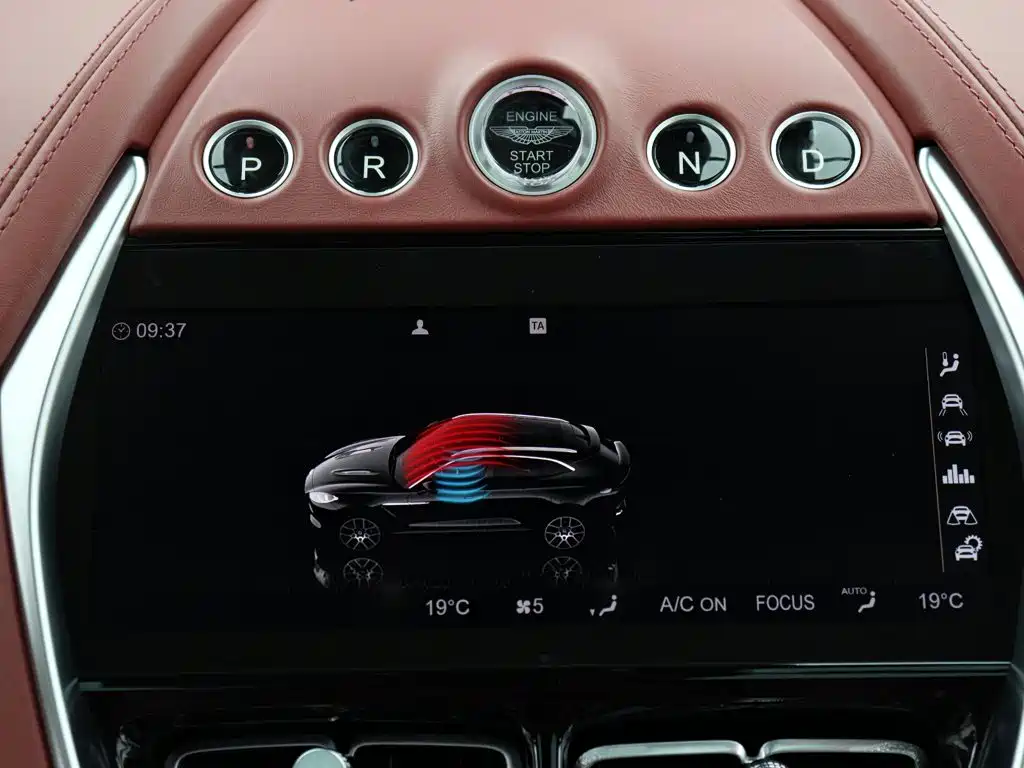 Aston Martin DBX — миниатюра 18