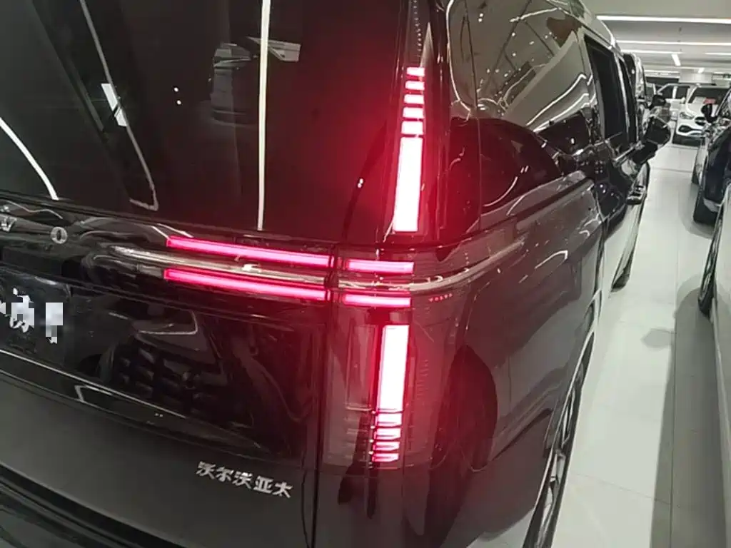 Volvo EM90 2025 Ultra мест