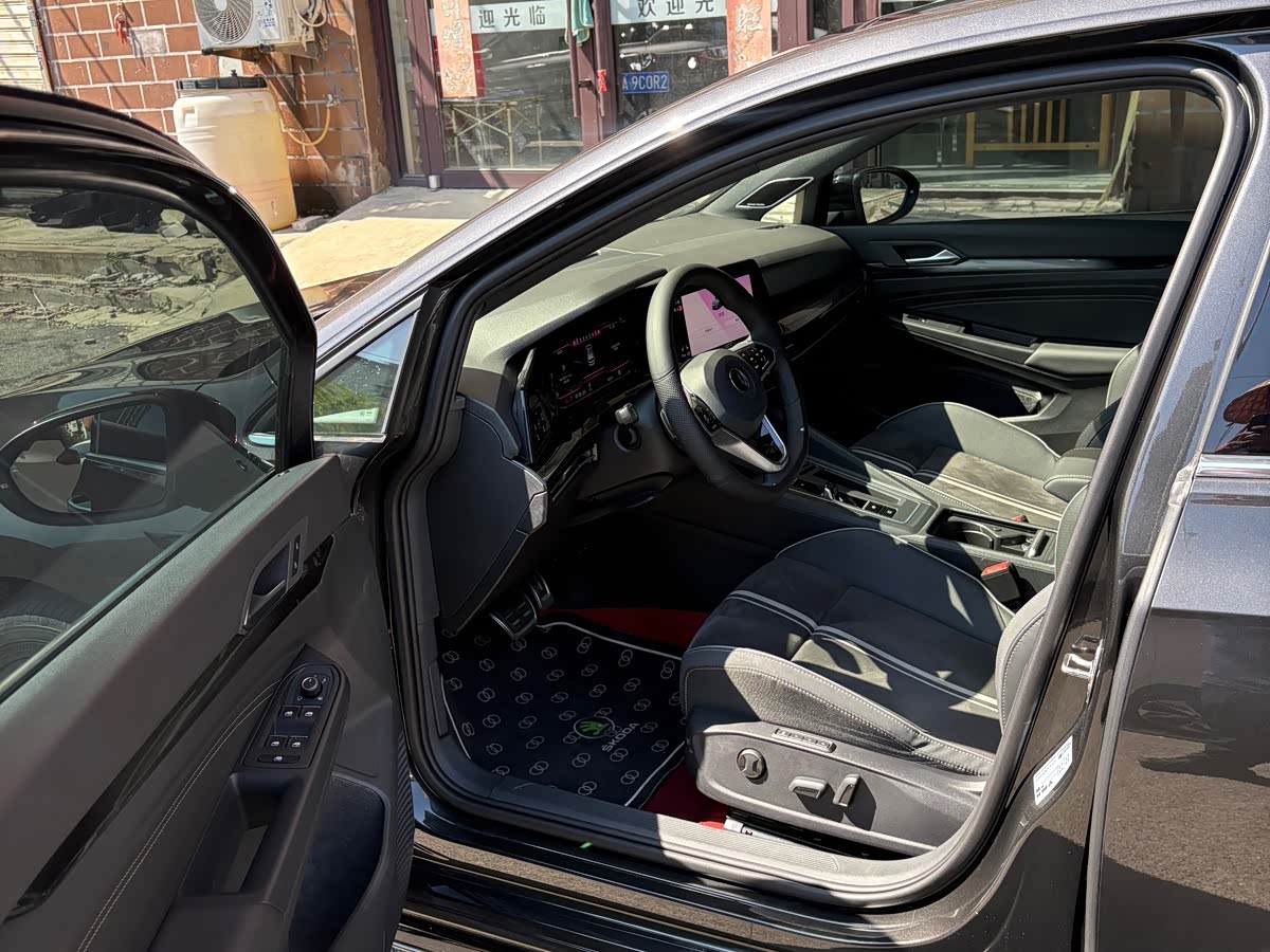 Volkswagen Golf 1.4 л 2023 г. Чёрный, пробег 30000 км