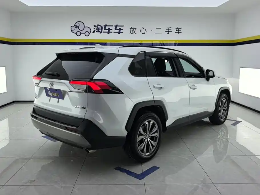 Toyota RAV4 2.0L CVT 2WD Elegant Plus Edition, фото 3