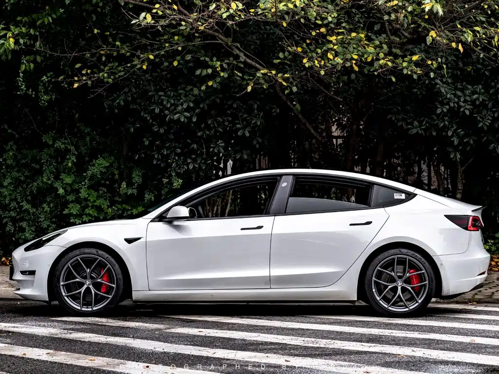 Tesla Model 3 — миниатюра 3