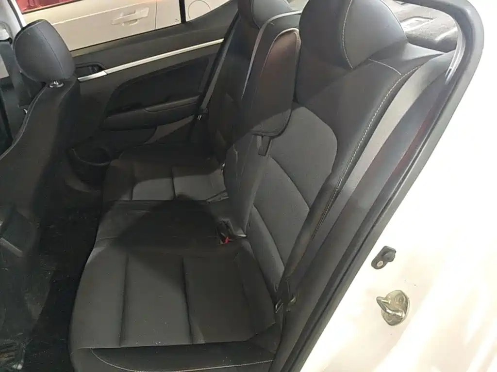Hyundai Elantra — миниатюра 17