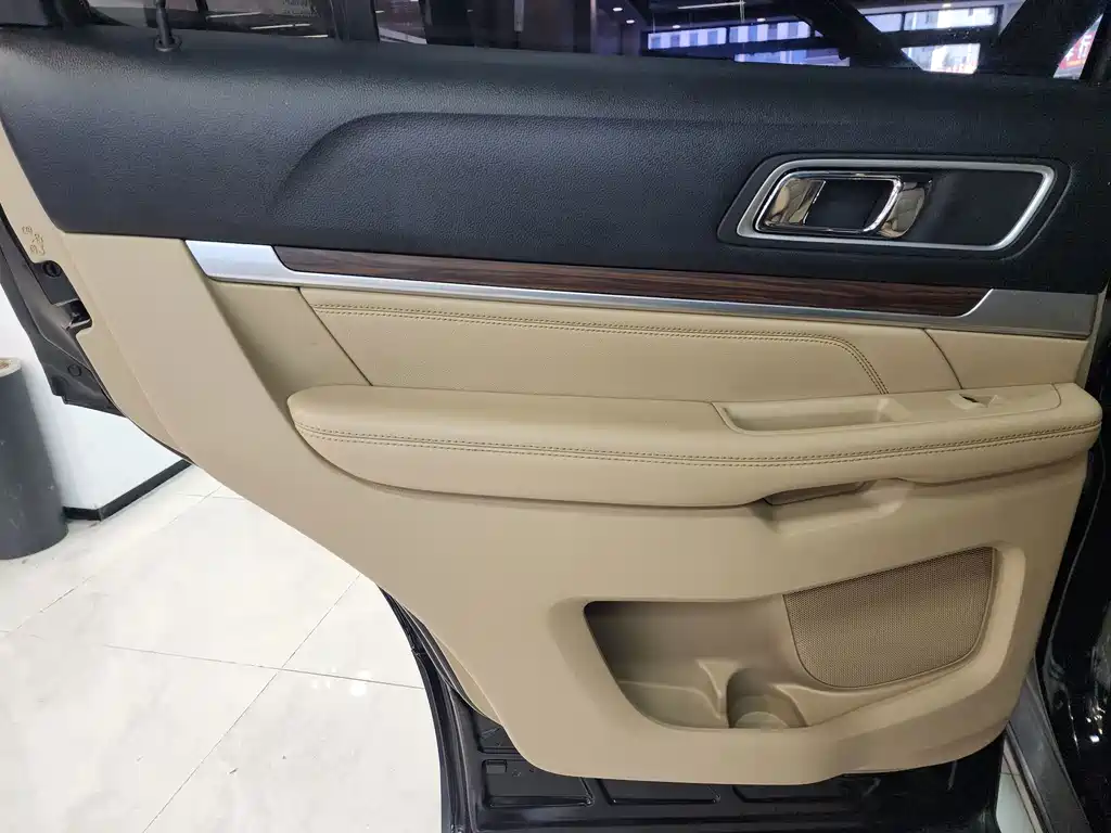 Ford Explorer (Import) — миниатюра 10