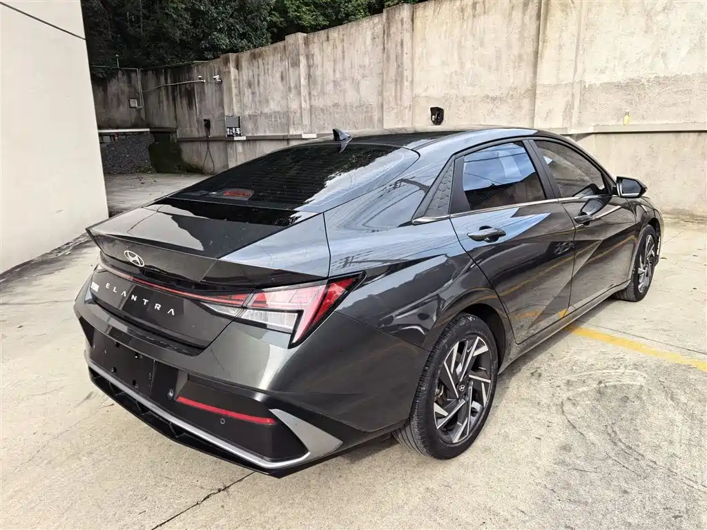 Hyundai Elantra 2023 1.5L CVT LUX Luxury
