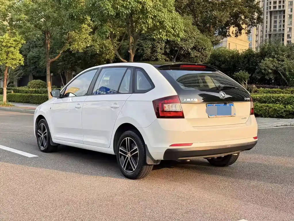 Skoda Rapid Spaceback 2014 1.6L AT Enjoy