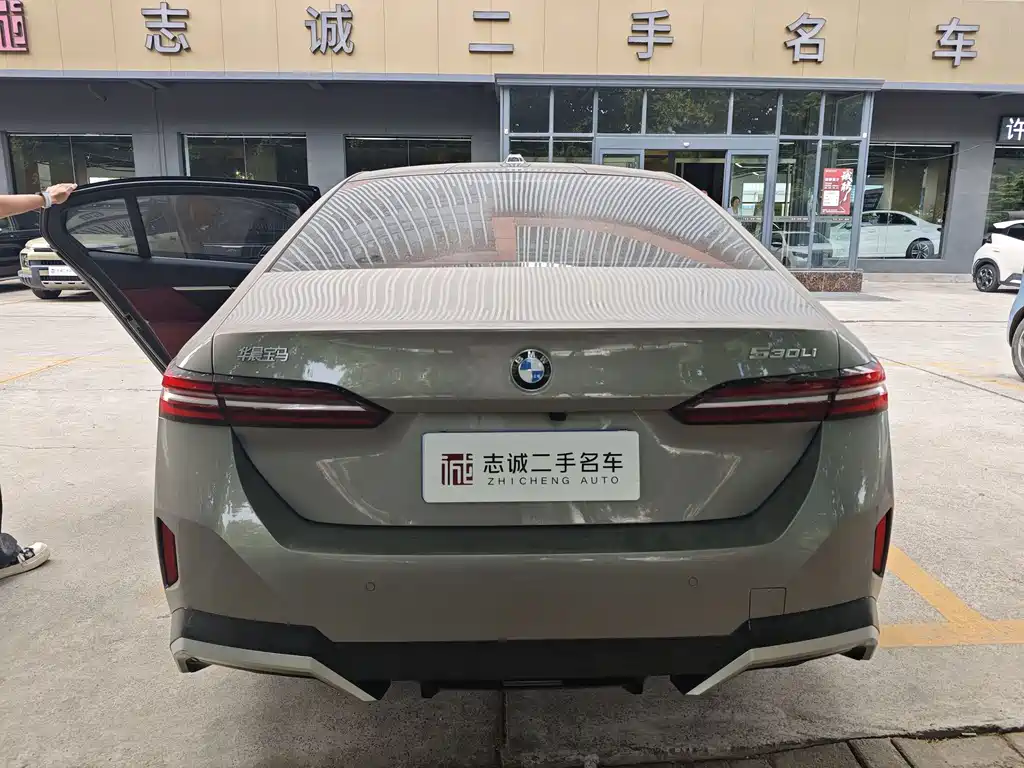 BMW 5 Series — миниатюра 4