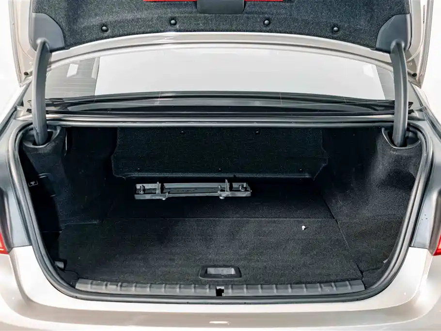BMW 5 Series New Energy — миниатюра 24