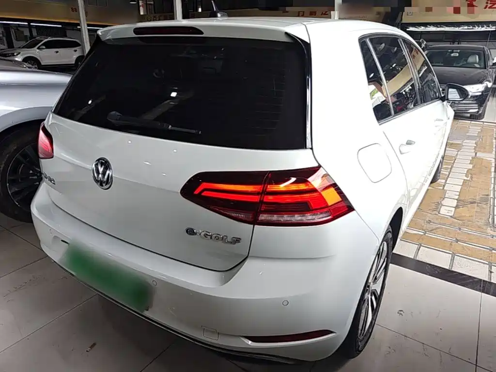 Volkswagen Golf EV — миниатюра 7