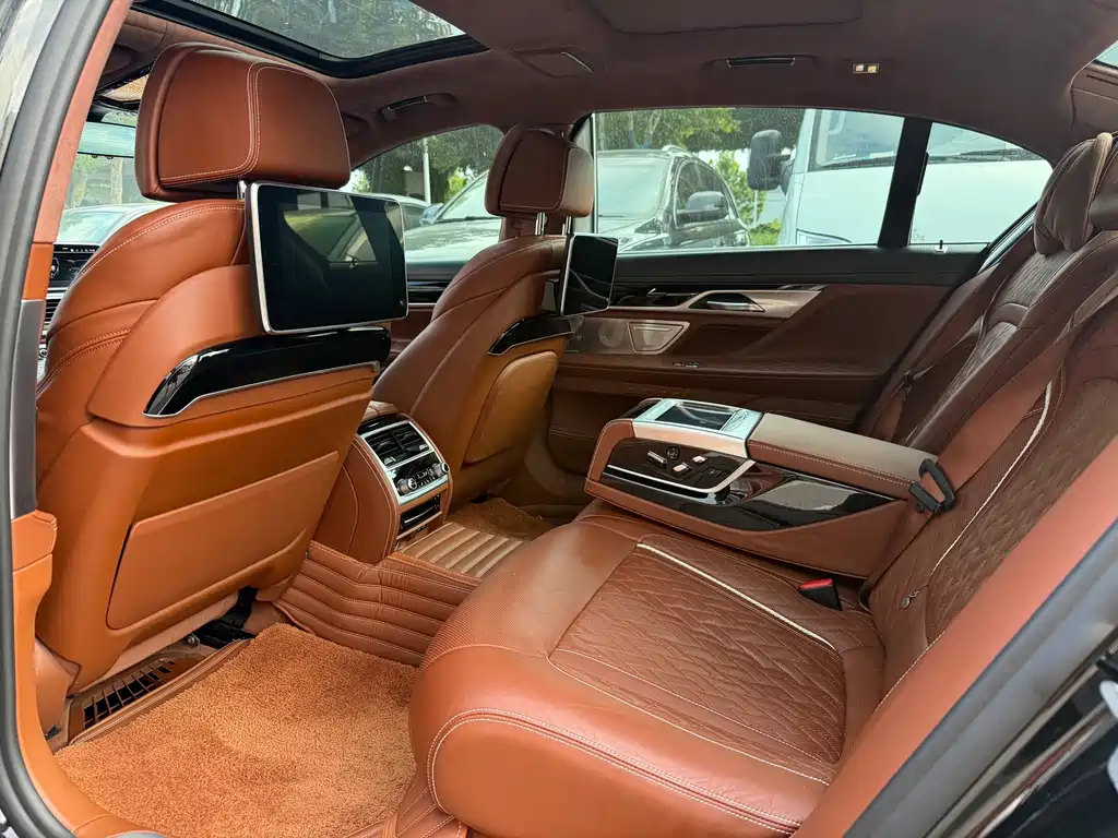 BMW 7 Series — миниатюра 5