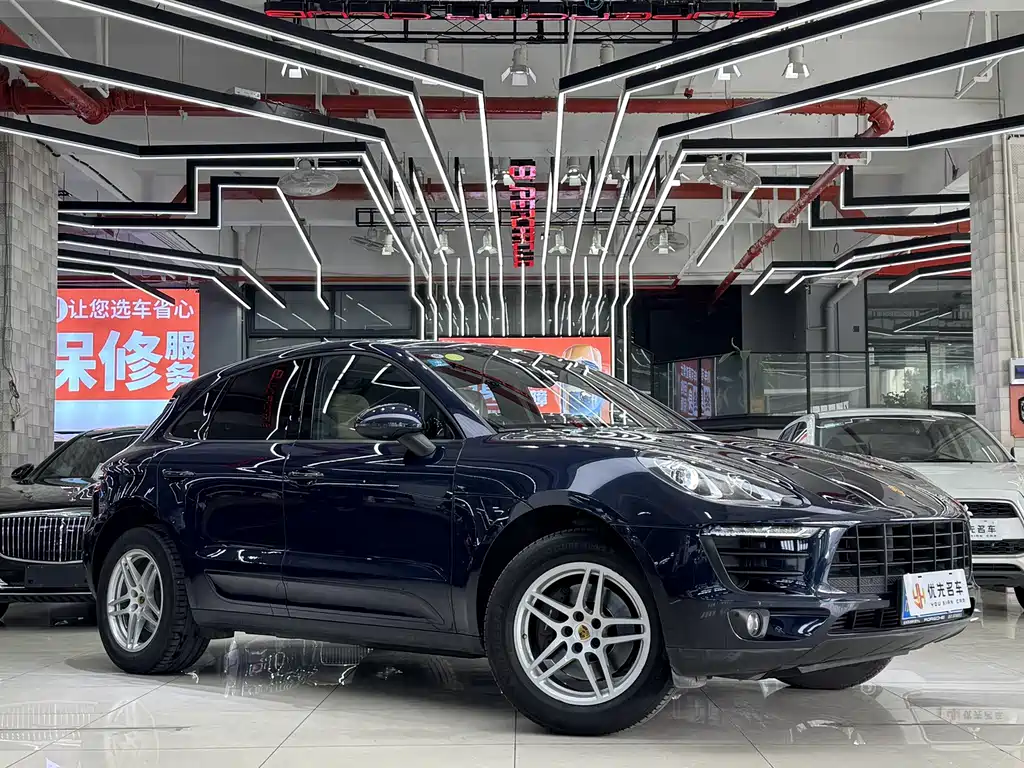 PORSCHE MACAN