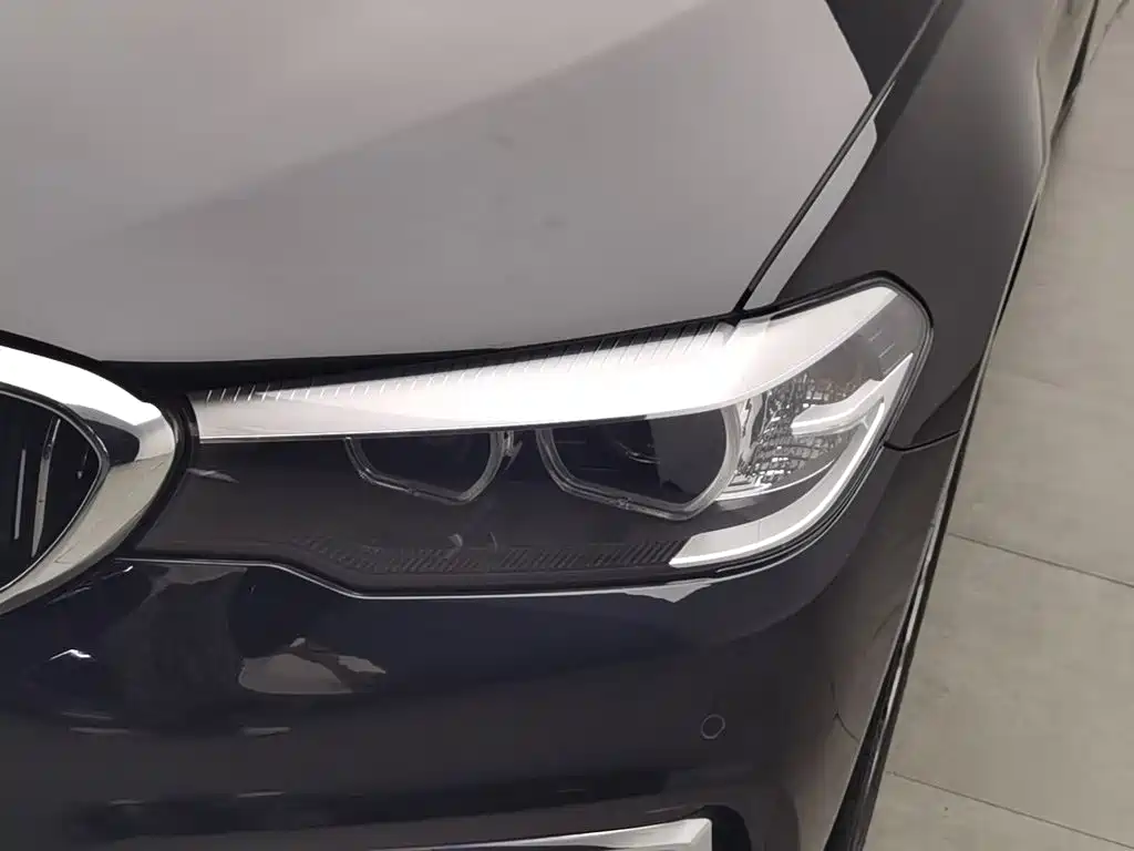 BMW 5 Series — миниатюра 7