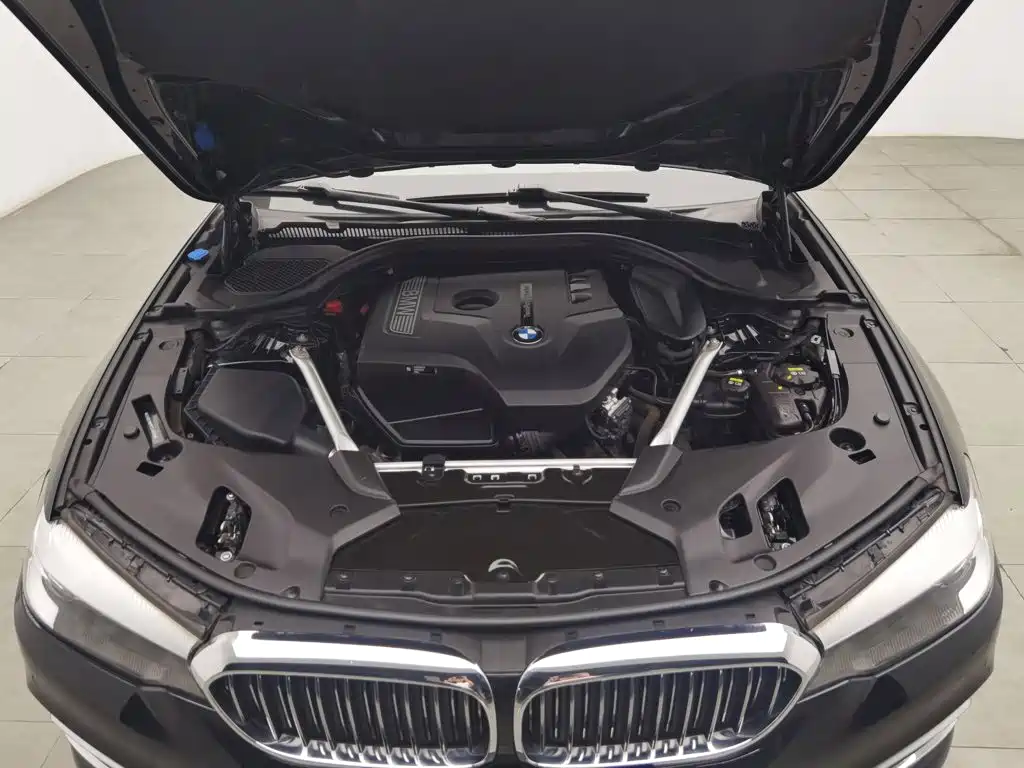 BMW 5 Series — миниатюра 6