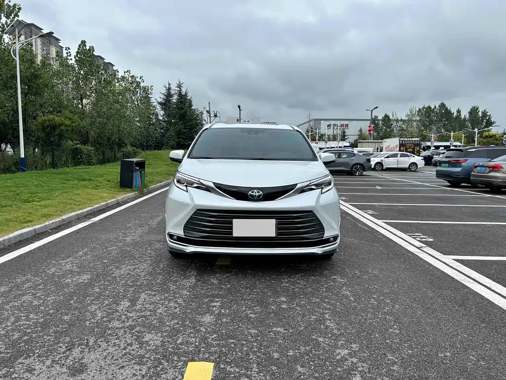 Toyota Sienna — миниатюра 2