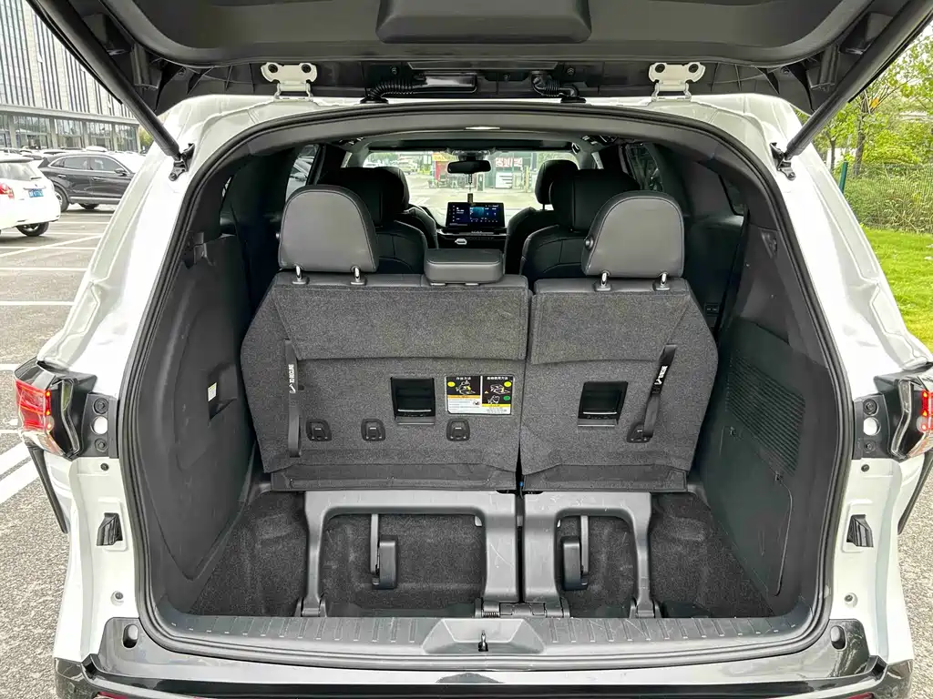 Toyota Sienna — миниатюра 11