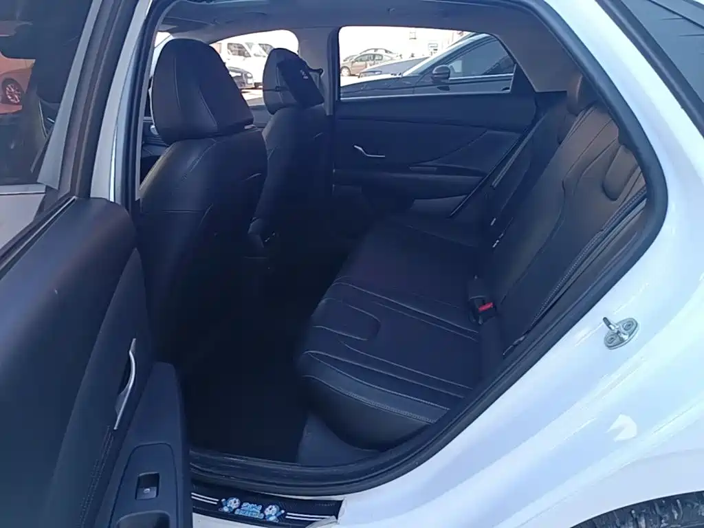 Hyundai Elantra — миниатюра 17