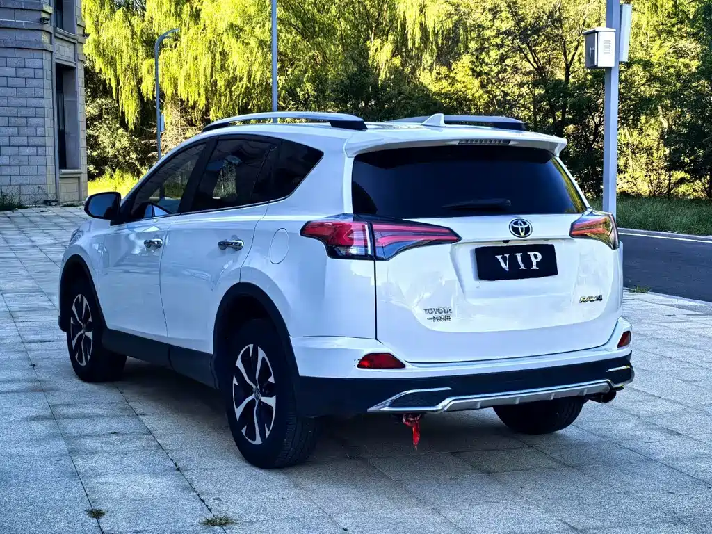 Toyota RAV4 — миниатюра 9