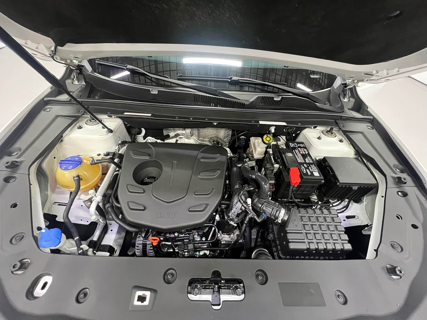 Jetour Jetour X70 PLUS 1.5 л 2024 г. Белый, пробег 37000 км