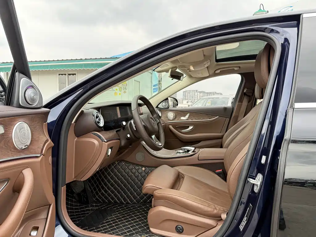 Mercedes-Benz E-Class — миниатюра 6