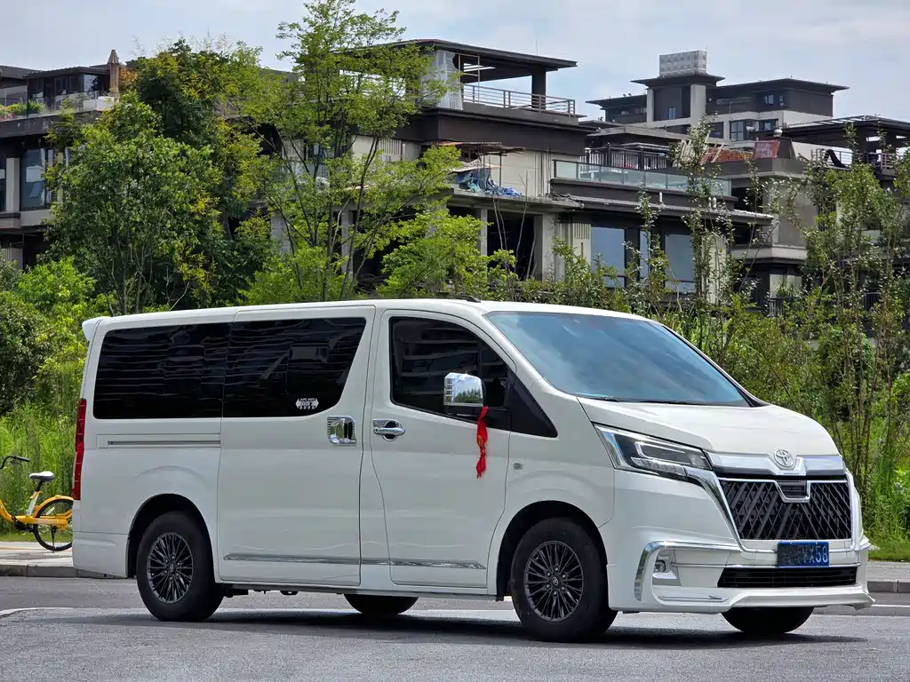 Toyota HiAce 2024 3.5L 7 мест