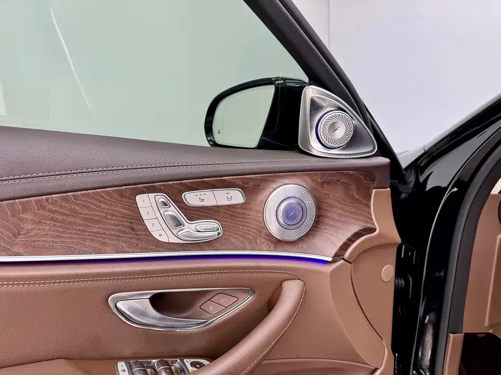 Mercedes-Benz E-Class — миниатюра 8