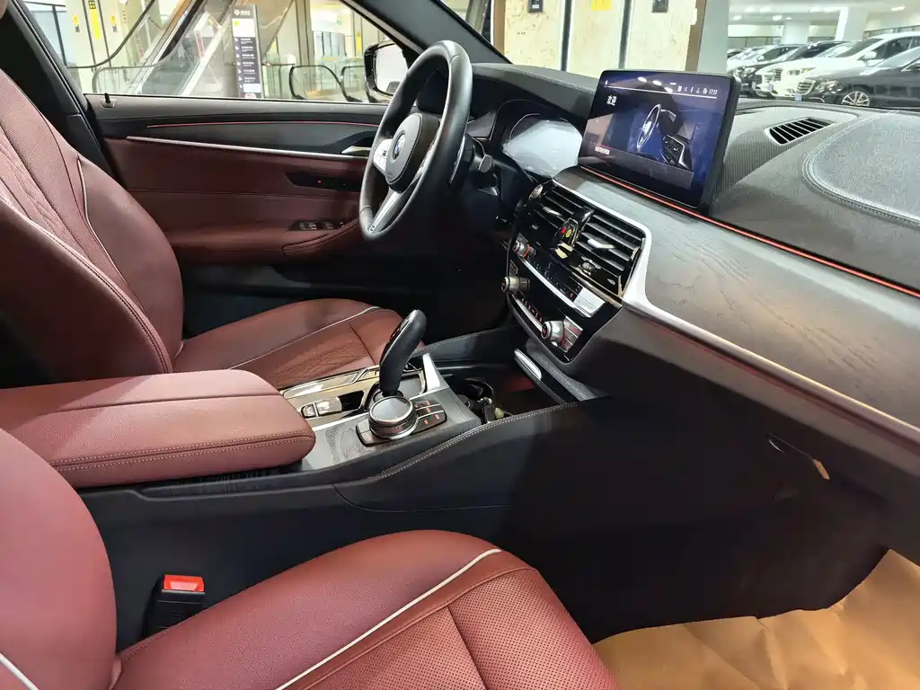 BMW 5 Series — миниатюра 13