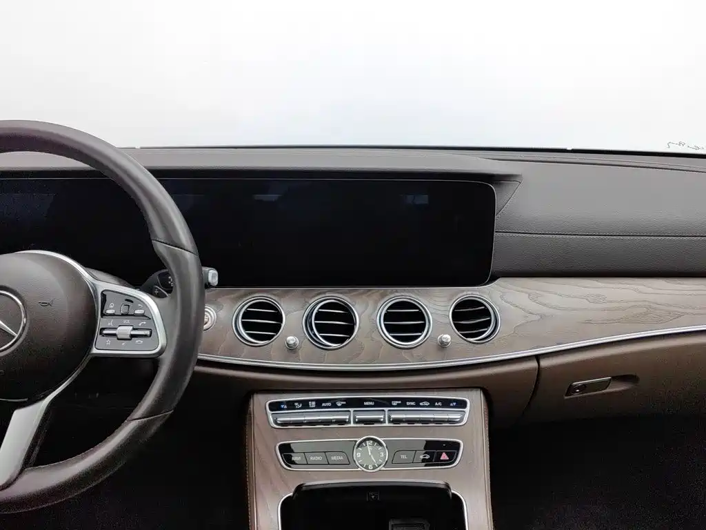 Mercedes-Benz E-Class — миниатюра 12