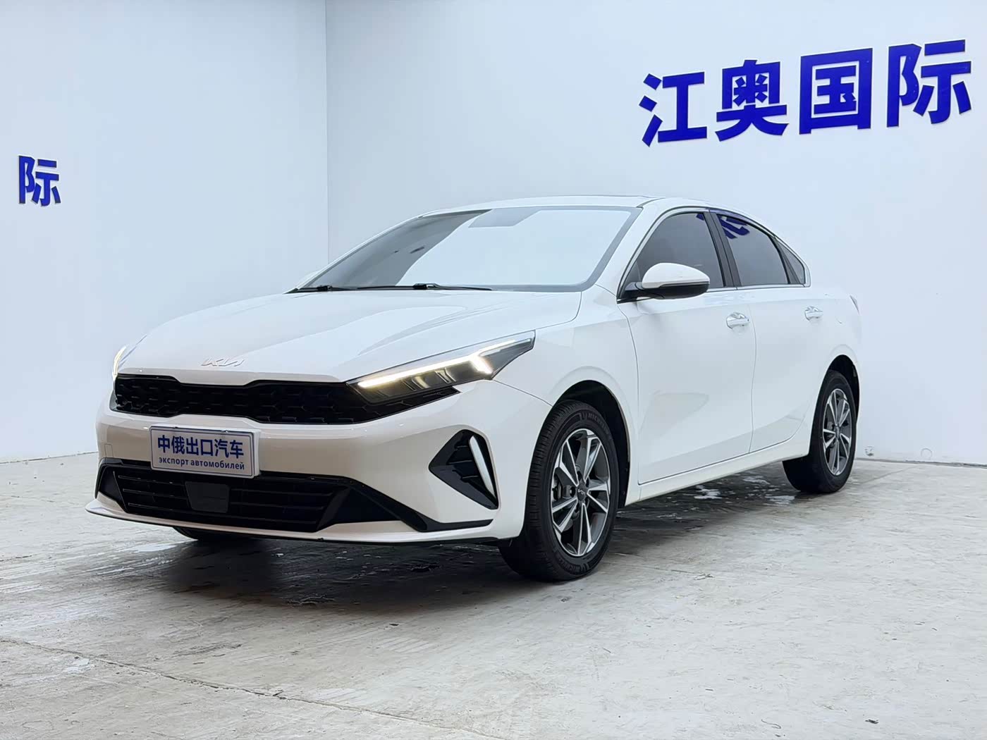 Kia K3 1.5 л 2023 г. Белый, пробег 40000 км