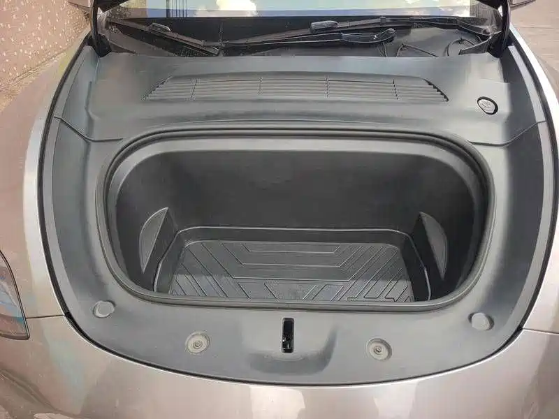 Tesla Model Y — миниатюра 12