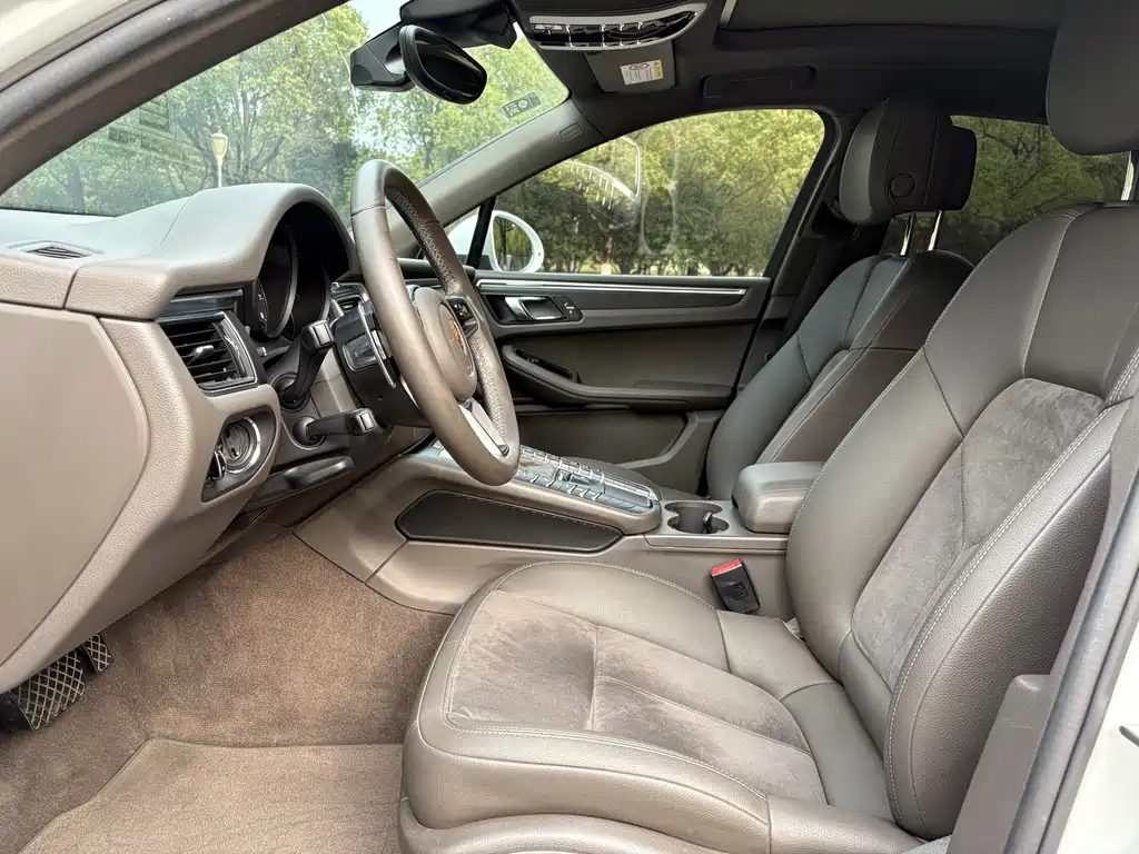 PORSCHE MACAN