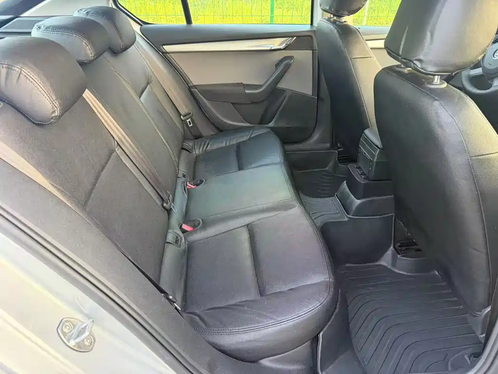 Skoda Octavia 1.6L Auto Comfort Supreme Edition, фото 12