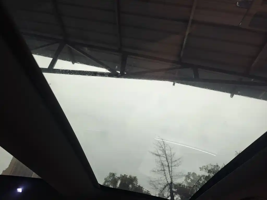 VOYAH LANTU CHASING LIGHT