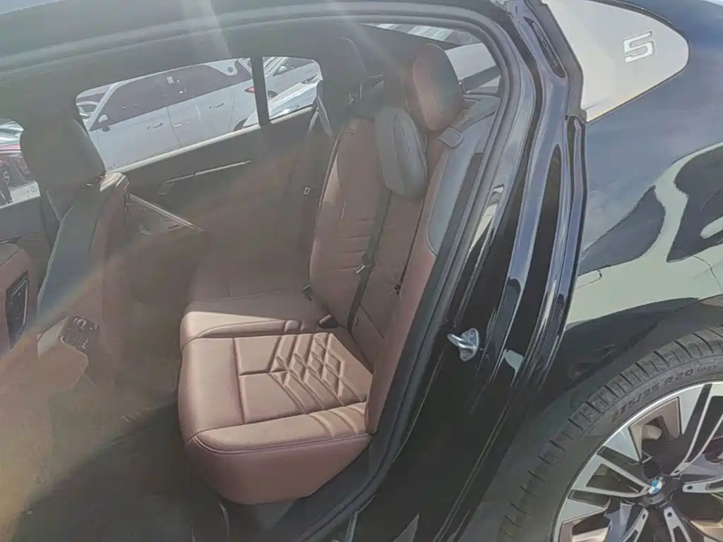 BMW 5 Series — миниатюра 17
